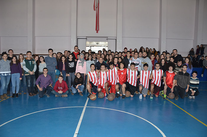 Eskişehir Basket'in yıldızları, Fatih Fen Lisesi’nde panele katıldı. Panelde, Takım Menajeri Özgün Önver ve basketbolcular Doğan Şenli ile Buğrahan Tuncer öğrencilerin sorularını yanıtladı. 