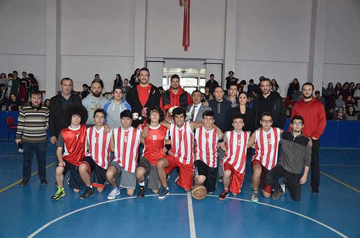 Eskişehir Basket'in yıldızları, Fatih Fen Lisesi’nde panele katıldı. Panelde, Takım Menajeri Özgün Önver ve basketbolcular Doğan Şenli ile Buğrahan Tuncer öğrencilerin sorularını yanıtladı. 