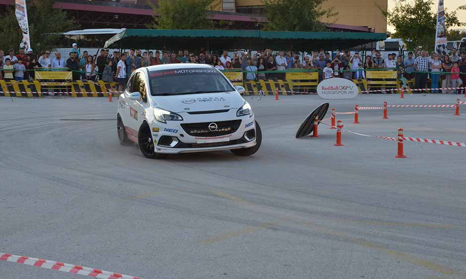 Eskişehir Otomobil Sporları Kulübü (ESOK) tarafından organize edilen ve bu yıl Avrupa Ralli Kupası'na aday olan Eskişehir Rallisi tüm hızıyla devam ediyor. 