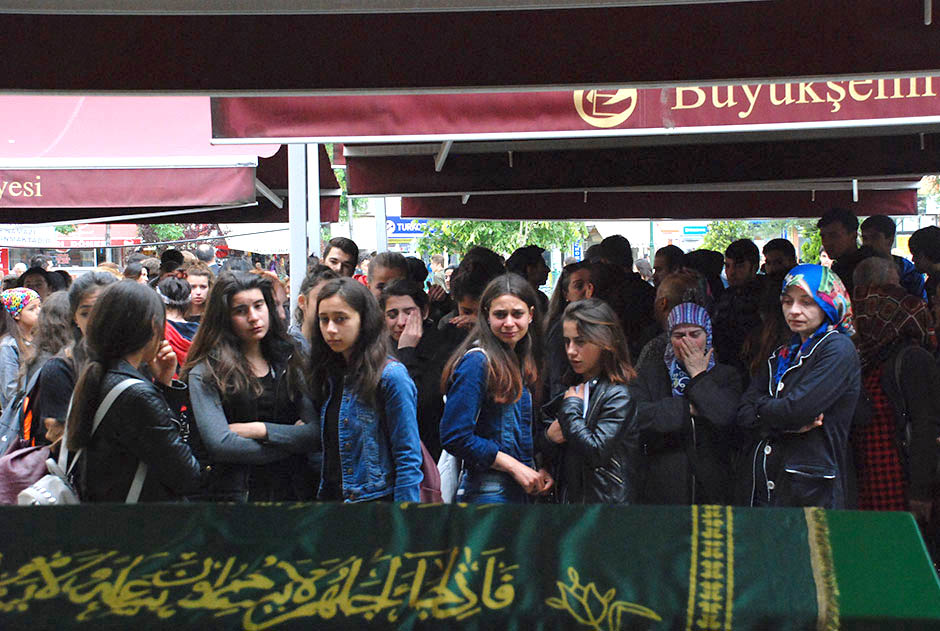 Kocaeli’nin İzmit ilçesinde, birlikte yaşadığı babası Erdal Günlü tarafından iftar sonrası silahla vurularak öldürülen Rana Günlü’nün cenazesi Eskişehir'de Reşadiye Camaiinde kılınan ikindi namazını müteakip Asri Mezarlığa defnedildi.