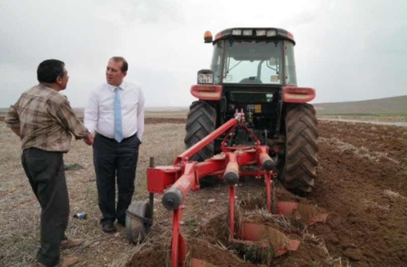 AK Parti Milletvekili Harun Karacan, evet cephesinin çalışkan isimlerindendi. 600 etkinlik yapan Karacan, yaklaşık 80 bin kişiye ulaştı. Bir oyun önemini bilen Karacan, tarla süren çiftçiyi de ihmal etmedi. Karacan, traktörü de bir süre kullandı.