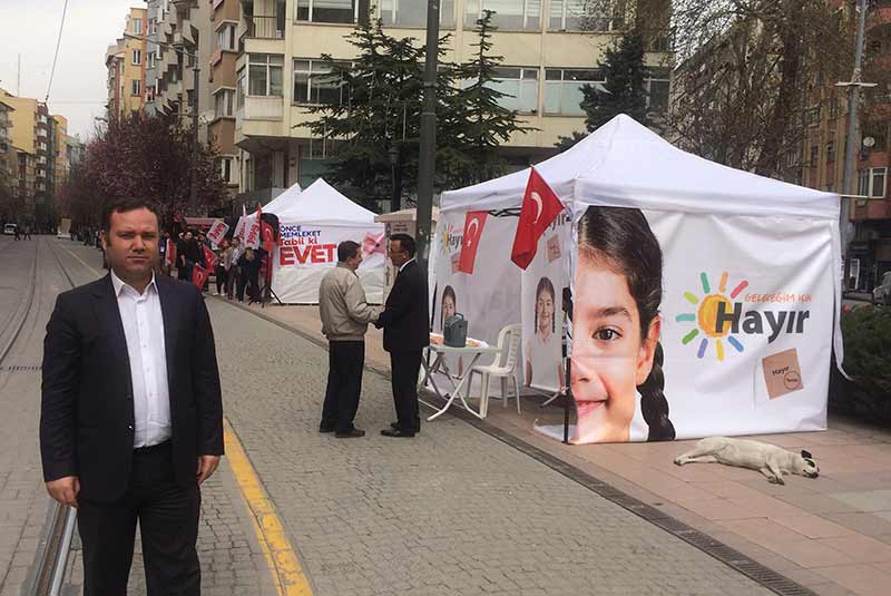 Sandığa sayılı günler kala evet çadırları görüldü. Seçime renk gelmişti. Daha doğrusu seçime gittiğimiz belli olmuştu! Hemen ardından İzmir Marşı’nın yükseldiği hayır çadırları görüldü. Eski Kılıçoğlu Sineması’nın karşısında evet ve hayır çadırları yan yana kuruldu.