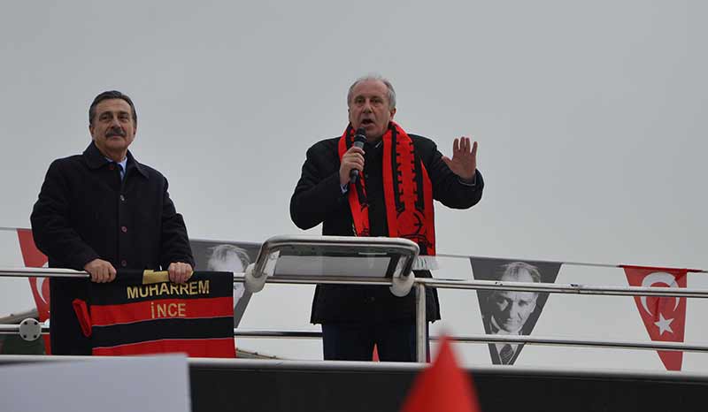 CHP’li Muharrem İnce, Ahmet Ataç’ın davetiyle Ertuğrulgazi’deki pazaryerinde miting yaptı. İnce, il yönetiminin ‘kırsaldaki ilçeleri gezelim’ teklifini reddetmişti. Referandum evet ve hayır’ın dışında Ahmet Ataç ve bazı CHP’liler arasındaki mücadeleye de dönmüştü.