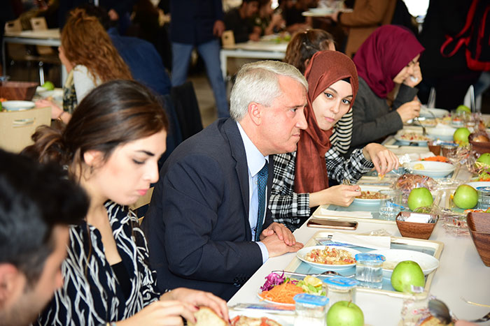 Anadolu Üniversitesi Rektörü Prof. Dr. Naci Gündoğan, geçtiğimiz yıl sonunda hizmete giren Anadolu Üniversitesinin yeni yemekhanesinde öğrencilerle öğle yemeğinde bir araya geldi. 