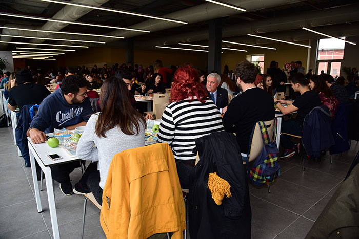 Anadolu Üniversitesi Rektörü Prof. Dr. Naci Gündoğan, geçtiğimiz yıl sonunda hizmete giren Anadolu Üniversitesinin yeni yemekhanesinde öğrencilerle öğle yemeğinde bir araya geldi. 