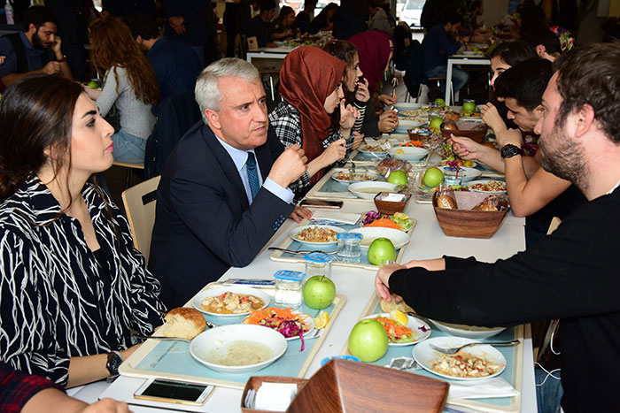 Anadolu Üniversitesi Rektörü Prof. Dr. Naci Gündoğan, geçtiğimiz yıl sonunda hizmete giren Anadolu Üniversitesinin yeni yemekhanesinde öğrencilerle öğle yemeğinde bir araya geldi. 