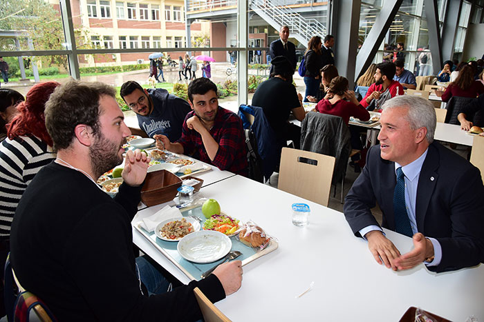 Anadolu Üniversitesi Rektörü Prof. Dr. Naci Gündoğan, geçtiğimiz yıl sonunda hizmete giren Anadolu Üniversitesinin yeni yemekhanesinde öğrencilerle öğle yemeğinde bir araya geldi. 