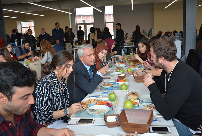 Anadolu Üniversitesi Rektörü Prof. Dr. Naci Gündoğan, geçtiğimiz yıl sonunda hizmete giren Anadolu Üniversitesinin yeni yemekhanesinde öğrencilerle öğle yemeğinde bir araya geldi. 