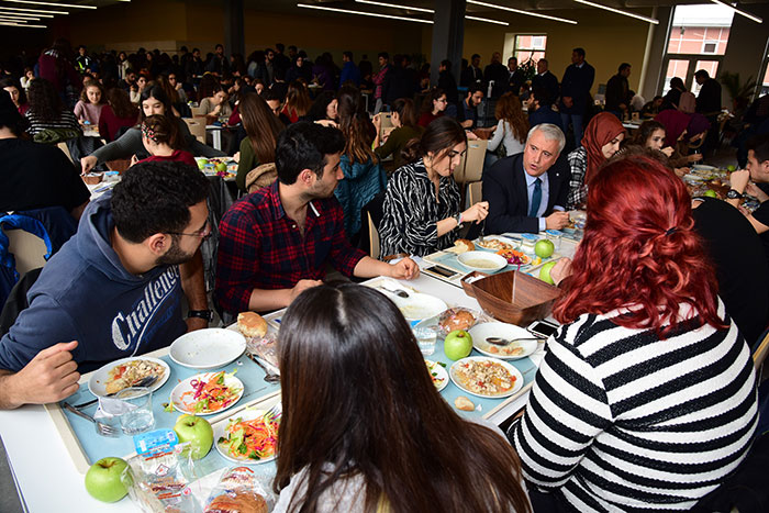 Anadolu Üniversitesi Rektörü Prof. Dr. Naci Gündoğan, geçtiğimiz yıl sonunda hizmete giren Anadolu Üniversitesinin yeni yemekhanesinde öğrencilerle öğle yemeğinde bir araya geldi. 