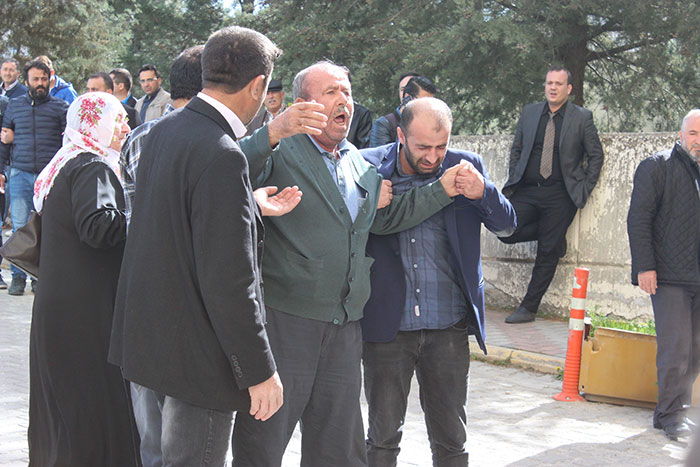 Eskişehir Osmangazi Üniversitesi Rektörü Hasan Gönen'e büyük tepki. Tören sırasında aileler yaşanan olay nedeniyle üniversite yönetimine büyük tepki gösterdi. Törene katılanlar "rektör istifa" sloganları atarken Rektör Gönen yoğun güvenlik önlemleri arasında Rektörlük binasına alındı.