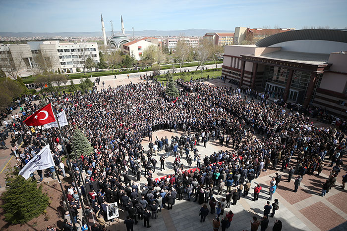 Eskişehir Osmangazi Üniversitesi Rektörü Hasan Gönen'e büyük tepki. Tören sırasında aileler yaşanan olay nedeniyle üniversite yönetimine büyük tepki gösterdi. Törene katılanlar "rektör istifa" sloganları atarken Rektör Gönen yoğun güvenlik önlemleri arasında Rektörlük binasına alındı.