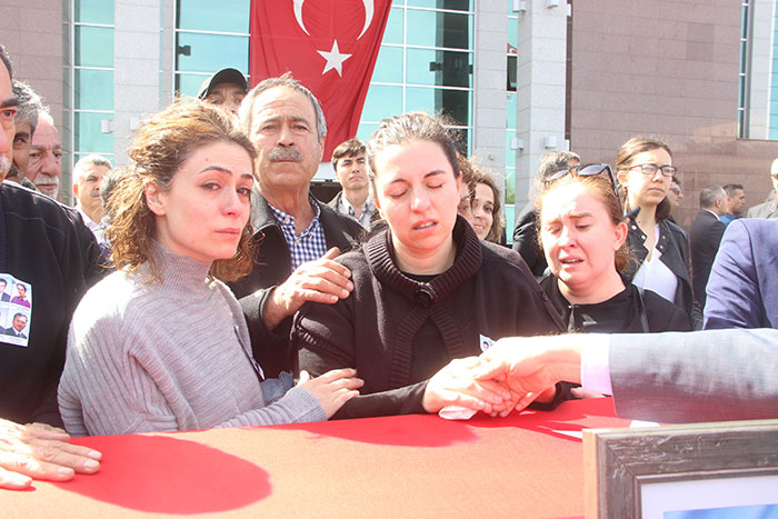 Eskişehir Osmangazi Üniversitesi Rektörü Hasan Gönen'e büyük tepki. Tören sırasında aileler yaşanan olay nedeniyle üniversite yönetimine büyük tepki gösterdi. Törene katılanlar "rektör istifa" sloganları atarken Rektör Gönen yoğun güvenlik önlemleri arasında Rektörlük binasına alındı.