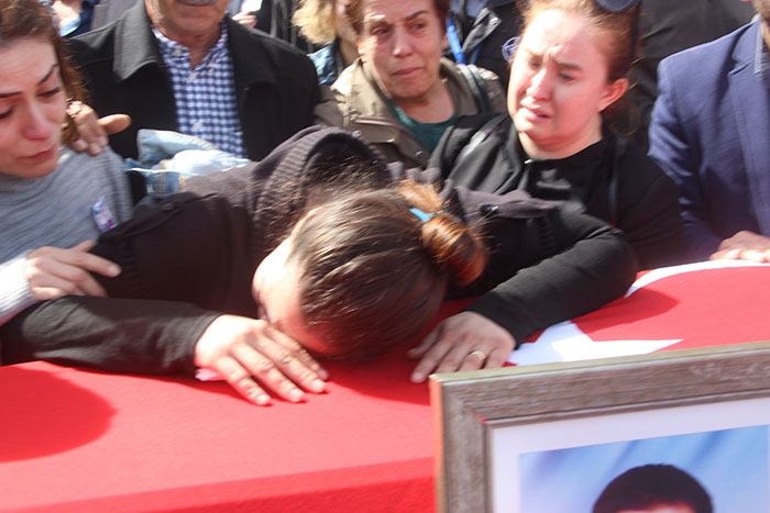 Eskişehir Osmangazi Üniversitesi Rektörü Hasan Gönen'e büyük tepki. Tören sırasında aileler yaşanan olay nedeniyle üniversite yönetimine büyük tepki gösterdi. Törene katılanlar "rektör istifa" sloganları atarken Rektör Gönen yoğun güvenlik önlemleri arasında Rektörlük binasına alındı.