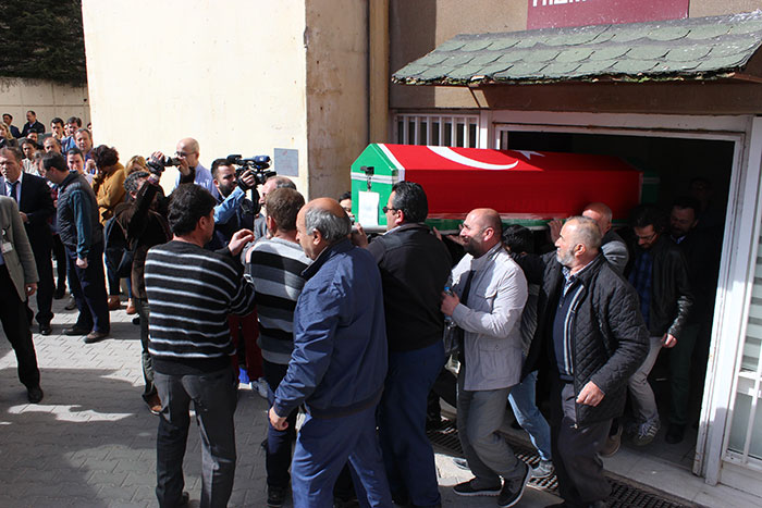 Eskişehir Osmangazi Üniversitesi Rektörü Hasan Gönen'e büyük tepki. Tören sırasında aileler yaşanan olay nedeniyle üniversite yönetimine büyük tepki gösterdi. Törene katılanlar "rektör istifa" sloganları atarken Rektör Gönen yoğun güvenlik önlemleri arasında Rektörlük binasına alındı.