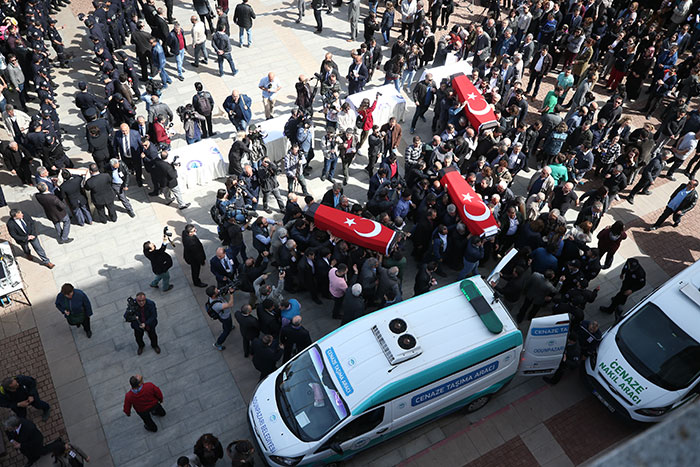 Eskişehir Osmangazi Üniversitesi Rektörü Hasan Gönen'e büyük tepki. Tören sırasında aileler yaşanan olay nedeniyle üniversite yönetimine büyük tepki gösterdi. Törene katılanlar "rektör istifa" sloganları atarken Rektör Gönen yoğun güvenlik önlemleri arasında Rektörlük binasına alındı.