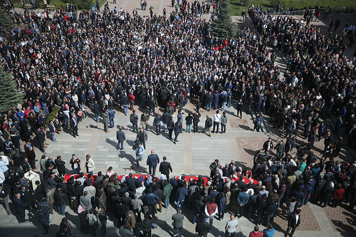 Eskişehir Osmangazi Üniversitesi Rektörü Hasan Gönen'e büyük tepki. Tören sırasında aileler yaşanan olay nedeniyle üniversite yönetimine büyük tepki gösterdi. Törene katılanlar "rektör istifa" sloganları atarken Rektör Gönen yoğun güvenlik önlemleri arasında Rektörlük binasına alındı.