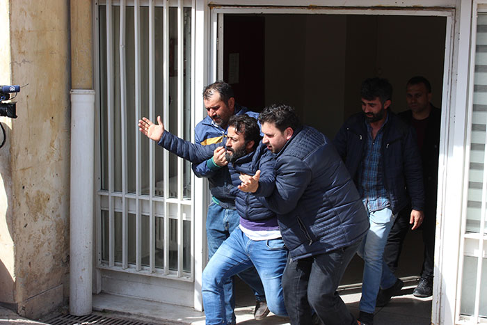 Eskişehir Osmangazi Üniversitesi Rektörü Hasan Gönen'e büyük tepki. Tören sırasında aileler yaşanan olay nedeniyle üniversite yönetimine büyük tepki gösterdi. Törene katılanlar "rektör istifa" sloganları atarken Rektör Gönen yoğun güvenlik önlemleri arasında Rektörlük binasına alındı.