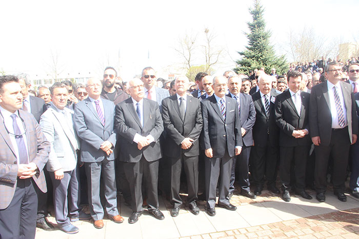 Eskişehir Osmangazi Üniversitesi Rektörü Hasan Gönen'e büyük tepki. Tören sırasında aileler yaşanan olay nedeniyle üniversite yönetimine büyük tepki gösterdi. Törene katılanlar "rektör istifa" sloganları atarken Rektör Gönen yoğun güvenlik önlemleri arasında Rektörlük binasına alındı.