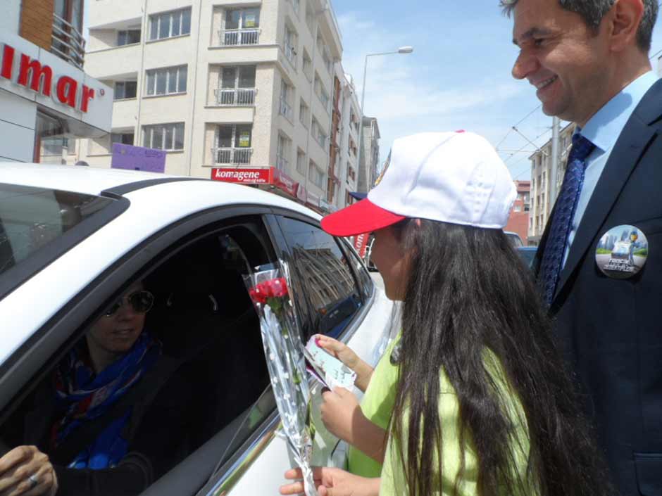 Eskişehir’de trafik kuralları ve yaya güvenliğine dikkat çekmek isteyen 1. Hava İkmal Bakım Merkezi İlkokulu öğrencileri, pankartlar eşliğinde yürüyüp, sürücülere karanfil dağıttı. 