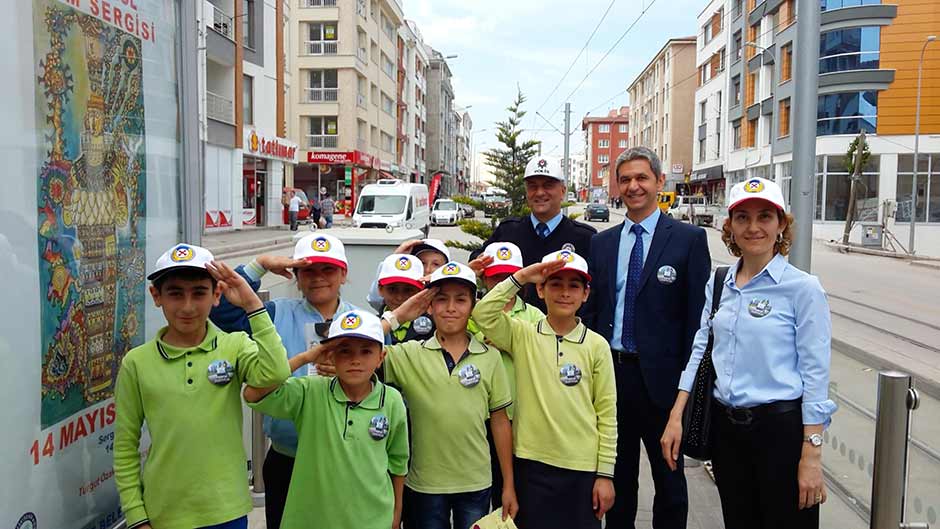 Eskişehir’de trafik kuralları ve yaya güvenliğine dikkat çekmek isteyen 1. Hava İkmal Bakım Merkezi İlkokulu öğrencileri, pankartlar eşliğinde yürüyüp, sürücülere karanfil dağıttı. 