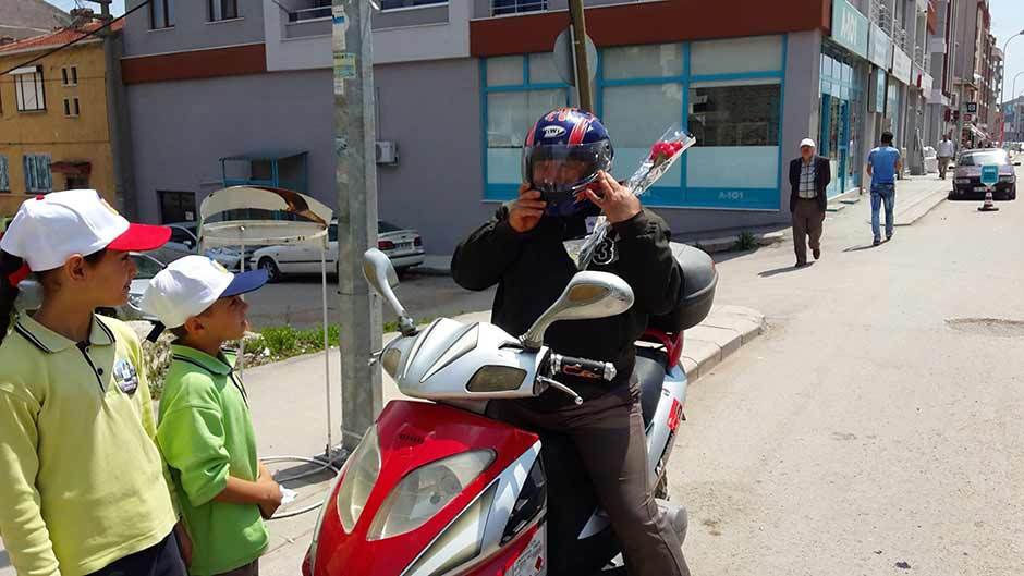 Eskişehir’de trafik kuralları ve yaya güvenliğine dikkat çekmek isteyen 1. Hava İkmal Bakım Merkezi İlkokulu öğrencileri, pankartlar eşliğinde yürüyüp, sürücülere karanfil dağıttı. 