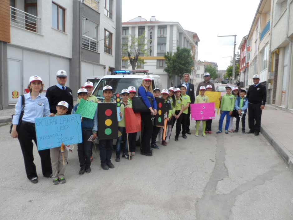 Eskişehir’de trafik kuralları ve yaya güvenliğine dikkat çekmek isteyen 1. Hava İkmal Bakım Merkezi İlkokulu öğrencileri, pankartlar eşliğinde yürüyüp, sürücülere karanfil dağıttı. 