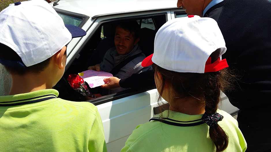 Eskişehir’de trafik kuralları ve yaya güvenliğine dikkat çekmek isteyen 1. Hava İkmal Bakım Merkezi İlkokulu öğrencileri, pankartlar eşliğinde yürüyüp, sürücülere karanfil dağıttı. 