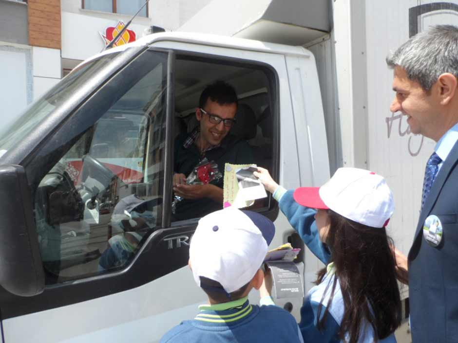 Eskişehir’de trafik kuralları ve yaya güvenliğine dikkat çekmek isteyen 1. Hava İkmal Bakım Merkezi İlkokulu öğrencileri, pankartlar eşliğinde yürüyüp, sürücülere karanfil dağıttı. 