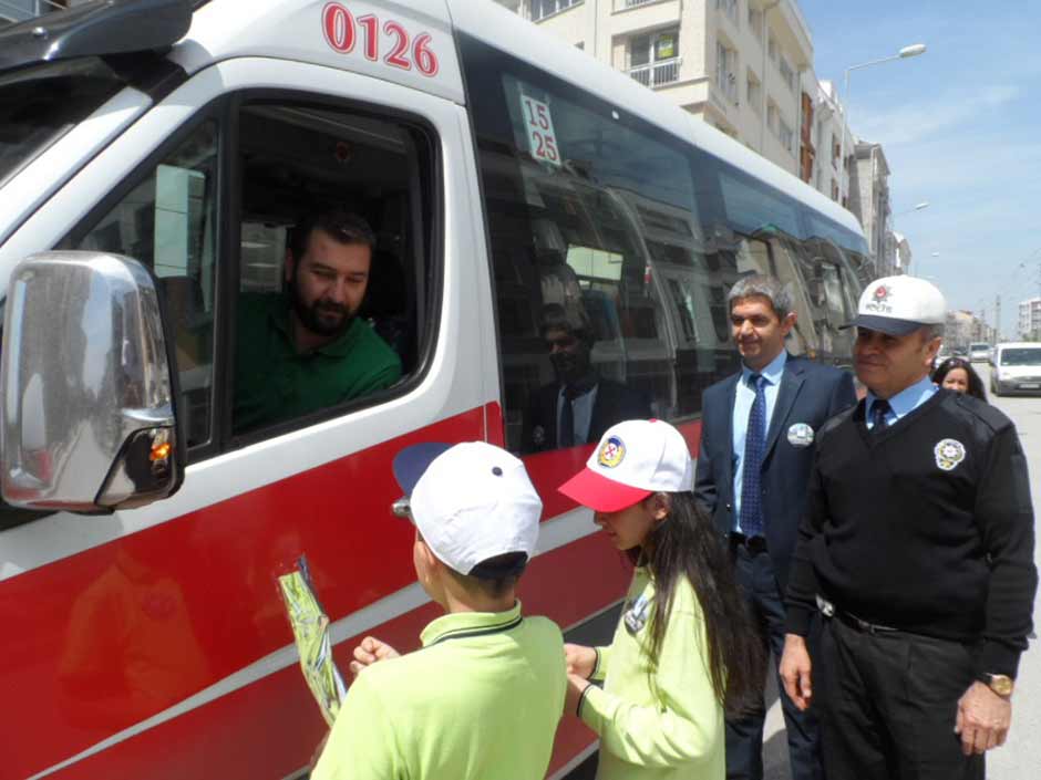 Eskişehir’de trafik kuralları ve yaya güvenliğine dikkat çekmek isteyen 1. Hava İkmal Bakım Merkezi İlkokulu öğrencileri, pankartlar eşliğinde yürüyüp, sürücülere karanfil dağıttı. 