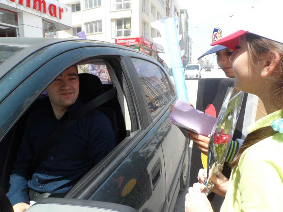 Eskişehir’de trafik kuralları ve yaya güvenliğine dikkat çekmek isteyen 1. Hava İkmal Bakım Merkezi İlkokulu öğrencileri, pankartlar eşliğinde yürüyüp, sürücülere karanfil dağıttı. 