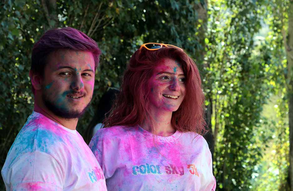 ABD'den tüm dünyaya yayılan "renkli koşu (color sky 5k)" etkinliği Eskişehir'de gerçekleştirildi.