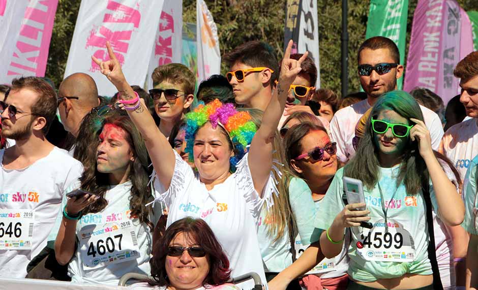 ABD'den tüm dünyaya yayılan "renkli koşu (color sky 5k)" etkinliği Eskişehir'de gerçekleştirildi.