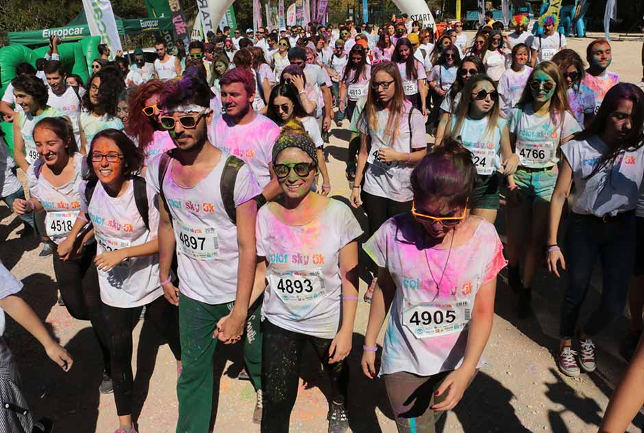 ABD'den tüm dünyaya yayılan "renkli koşu (color sky 5k)" etkinliği Eskişehir'de gerçekleştirildi.