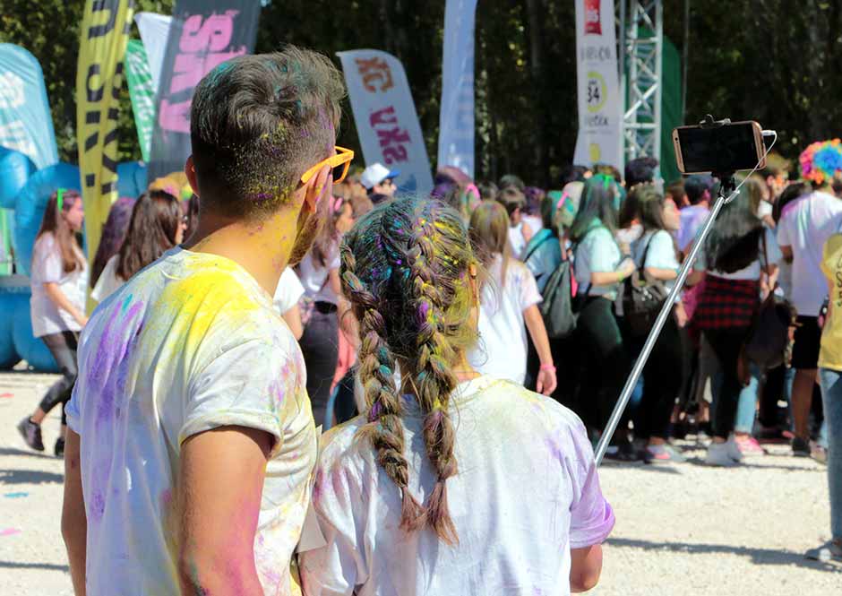 ABD'den tüm dünyaya yayılan "renkli koşu (color sky 5k)" etkinliği Eskişehir'de gerçekleştirildi.