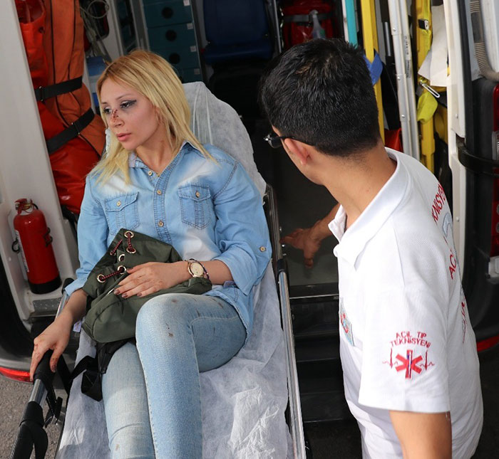 Adana'da sevgilisi tarafından sabaha kadar dayak yediğini ileri süren genç kız, komşularının çığlık sesini duyması üzerine polis tarafından kurtarıldı. 