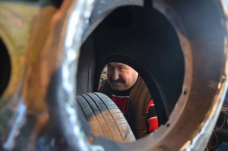 Eskişehir'de yaşayan 52 yaşındaki Ahmet Özen, sadece Murat 124 otomobillerini tamir edip yollara çıkartıyor. 