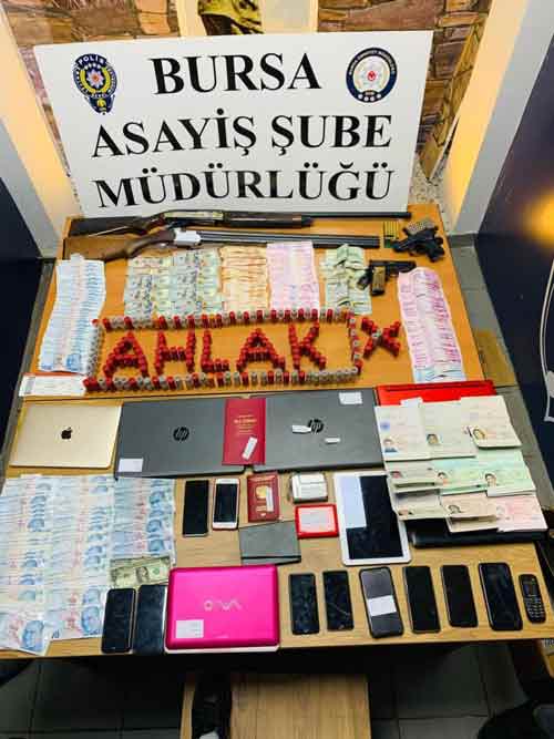 Şüphelilerin ikametlerinde yapılan aramalarda ise 2 adet ruhsatsız silah, 2 adet av tüfeği, çok sayıda çetele ve doküman...