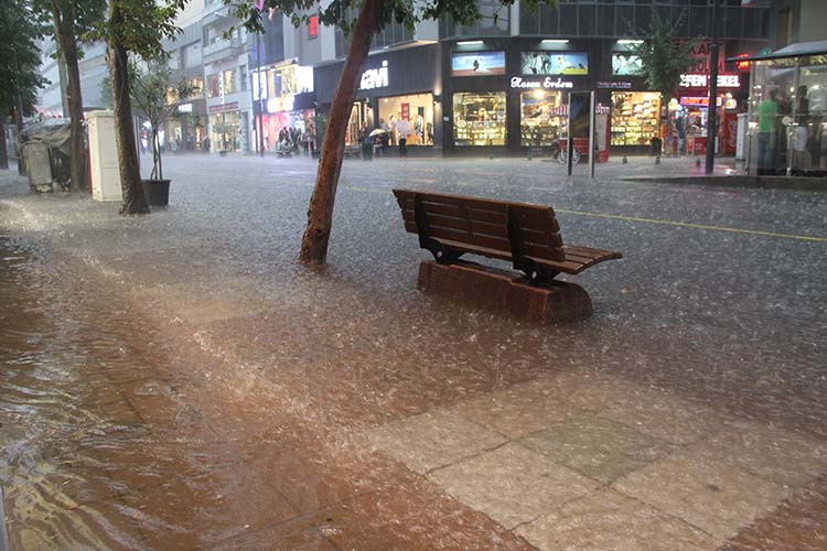 Eskişehir'de kuvvetli sağanak yaşamı olumsuz etkiledi.