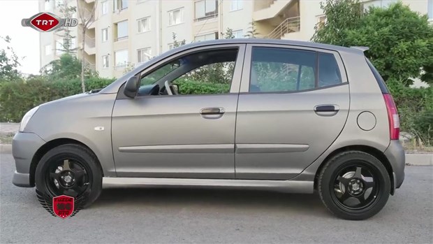 TRT'nin sevilen programlarından % 100 Oto programı yine bir otomobili yeniledi. Sevilen programda bu defa Kia Picanto marka aracı yenilediler. Sıfır gibi olan aracın sahini son halini görünce inanamadı.