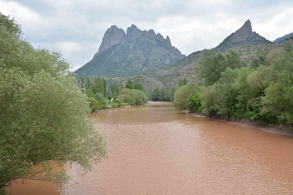 Mihalgazi ilçesinden geçen Sakarya Nehri, 5 gündür etkili olan kuvvetli yağışların ardından kızıl rengini aldı.