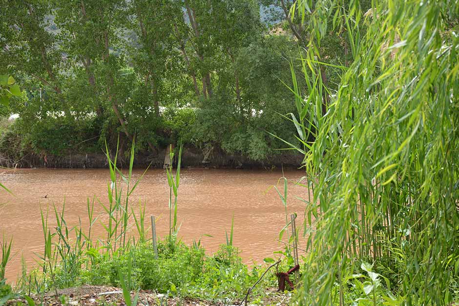 Mihalgazi ilçesinden geçen Sakarya Nehri, 5 gündür etkili olan kuvvetli yağışların ardından kızıl rengini aldı.