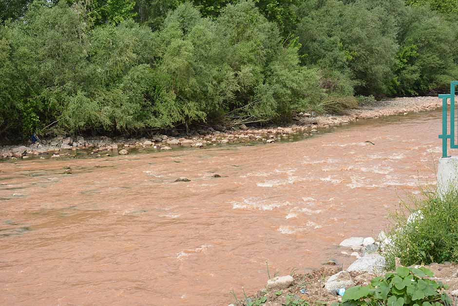 Mihalgazi ilçesinden geçen Sakarya Nehri, 5 gündür etkili olan kuvvetli yağışların ardından kızıl rengini aldı.