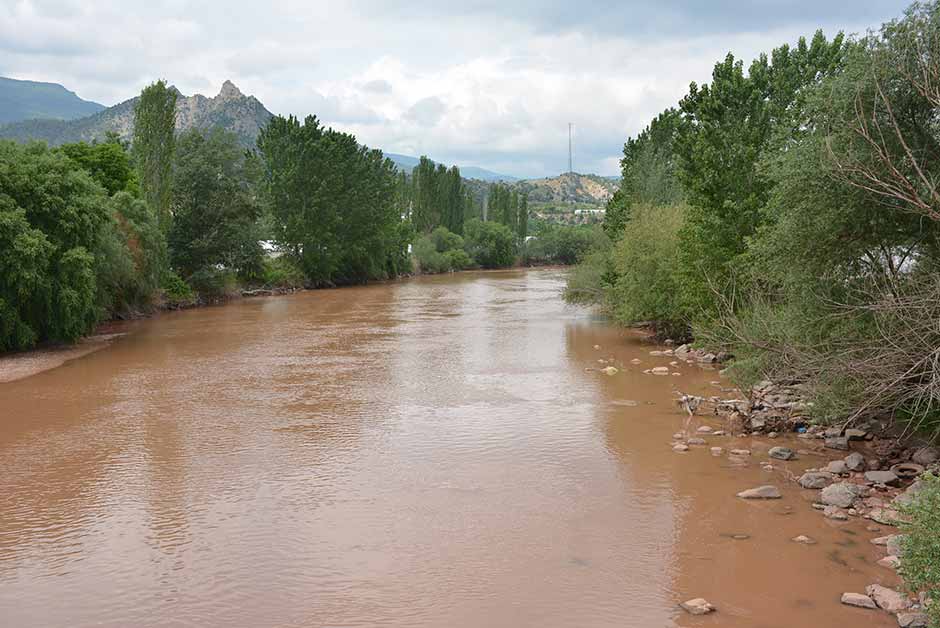 Mihalgazi ilçesinden geçen Sakarya Nehri, 5 gündür etkili olan kuvvetli yağışların ardından kızıl rengini aldı.