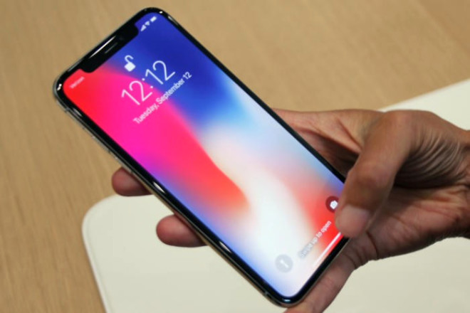 Ortaya çıkan raporlara göre Samsung, 2018 yılında Apple'a 200 milyon adet iPhone X ekranı üretecek. Bu üretimden Samsung'un kazancı ise tam 22 milyar dolar olacak. The Wall Street Journal'da yer alan bir rapora göre, Samsung her iPhone X'ten 110 dolar kazanacak. Zira Güney Kore merkezli teknoloji devi Samsung, Apple'ın iPhone X cihazında toplamda 110 dolar maliyeti olan bir sürü parçayı sağlayan marka. Samsung bu cihazlar için OLED ekran üretiyor ve bu gelirin büyük bir kısmı da buradan geliyor. Ancak Samsung'un iPhone X'e verdiği destek ekran ile sınırlı değil. Samsung iPhone X için batarya ve kapasitörler de üretiyor.