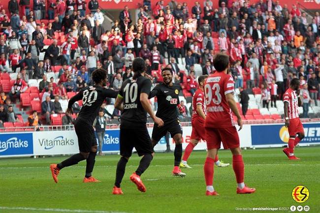 TFF 1. Lig’in 14. Haftasında Samsunspor deplasmanına Eskişehirsporumuz adeta şov yaptı ve maçı 4-0 kazandı. Haftaiçi futbolcumuz Ofoedu'nun aklını karıştırmak isteyen Samsunspor ve Samsun basınına ise en güzel cevabı 2 gol atarak galibiyeti getiren Ofoedu verdi.