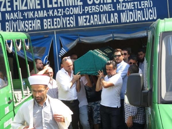 İstanbul Beşiktaş'takibir otelde eski manken Filiz Aker tarafından öldürülen Vatan Şaşmaz son yolculuğuna uğurlandı. Sanatçı dostları Güzeltepe Birlik Camii'nde düzenlenen törende Şaşmaz'a son görev için hazır bulundu. Vatan Şaşmaz için Güzeltepe Birlik Camii'nde cenaze töreni düzenlendi. Oldukça bitkin olan eşi Yasemin Şaşmaz'ın kayınvalidesi Safiye Şaşmaz ile el ele tutuşarak töreni beklediği görüldü. Cenaze namazı için çok sayıda ünlü isim buraya akın etti. Tamer Karadağlı, Pınar Altuğ, Ferdi Akarnur, Yusuf Adalı, Metin Uca, Saruhan Ünel ve Tuğba Özay gibi çok sayıda ünlü isim ve sevenleri camiye geldi.