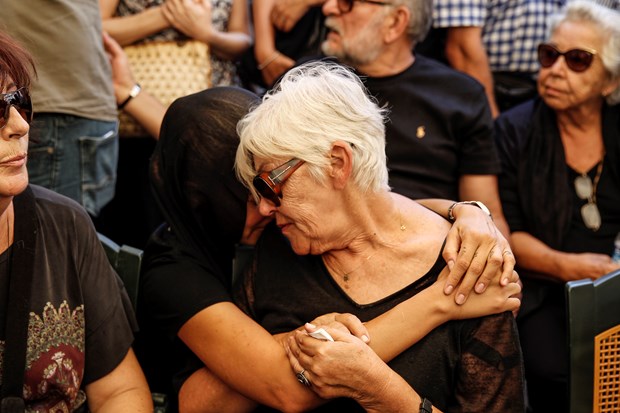 İstanbul Beşiktaş'takibir otelde eski manken Filiz Aker tarafından öldürülen Vatan Şaşmaz son yolculuğuna uğurlandı. Sanatçı dostları Güzeltepe Birlik Camii'nde düzenlenen törende Şaşmaz'a son görev için hazır bulundu. Vatan Şaşmaz için Güzeltepe Birlik Camii'nde cenaze töreni düzenlendi. Oldukça bitkin olan eşi Yasemin Şaşmaz'ın kayınvalidesi Safiye Şaşmaz ile el ele tutuşarak töreni beklediği görüldü. Cenaze namazı için çok sayıda ünlü isim buraya akın etti. Tamer Karadağlı, Pınar Altuğ, Ferdi Akarnur, Yusuf Adalı, Metin Uca, Saruhan Ünel ve Tuğba Özay gibi çok sayıda ünlü isim ve sevenleri camiye geldi.