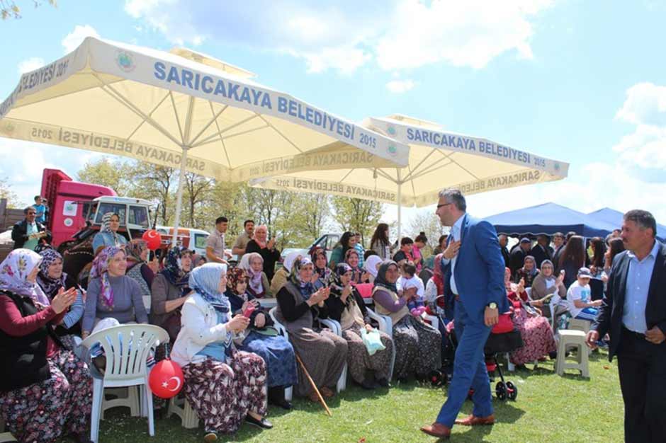 Eskişehir'in Sarıcakaya ilçesinde yapılan bahar şenlikleri, Hıdırellez Bayramı ve yağmur duaları, her yıl olduğu gibi bu yıl da coşkuyla kutlandı.