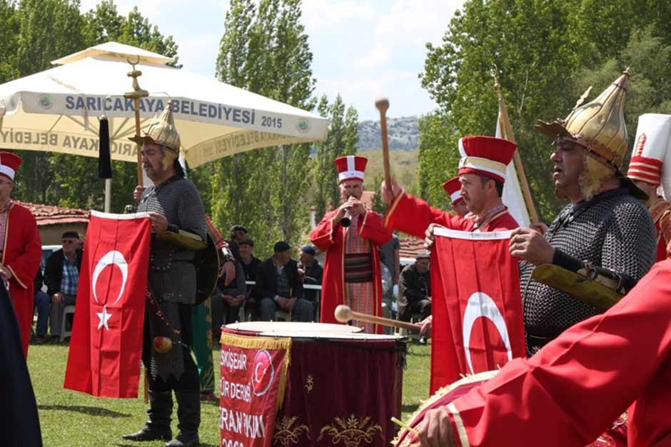 Eskişehir'in Sarıcakaya ilçesinde yapılan bahar şenlikleri, Hıdırellez Bayramı ve yağmur duaları, her yıl olduğu gibi bu yıl da coşkuyla kutlandı.