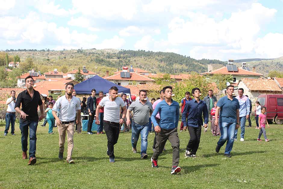 Eskişehir'in Sarıcakaya ilçesinde yapılan bahar şenlikleri, Hıdırellez Bayramı ve yağmur duaları, her yıl olduğu gibi bu yıl da coşkuyla kutlandı.